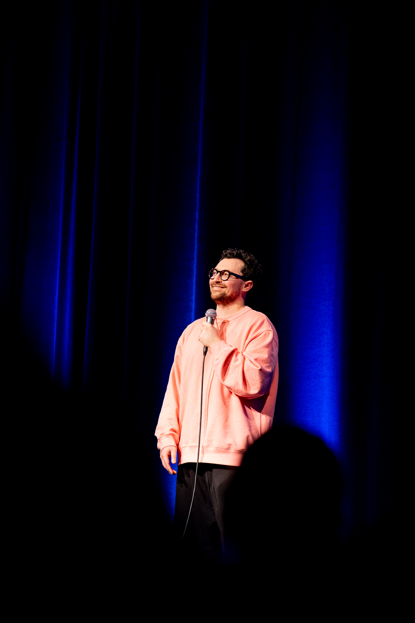 Daniel Wolfson mit Mikrofon auf der Primetime-Comedy-Bühne