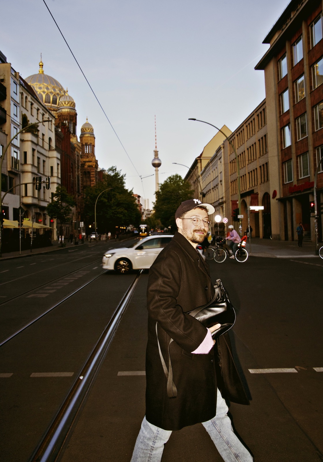 Daniel Wolfson auf einer Berliner Straße mit Fernsehturm im Hintergrund