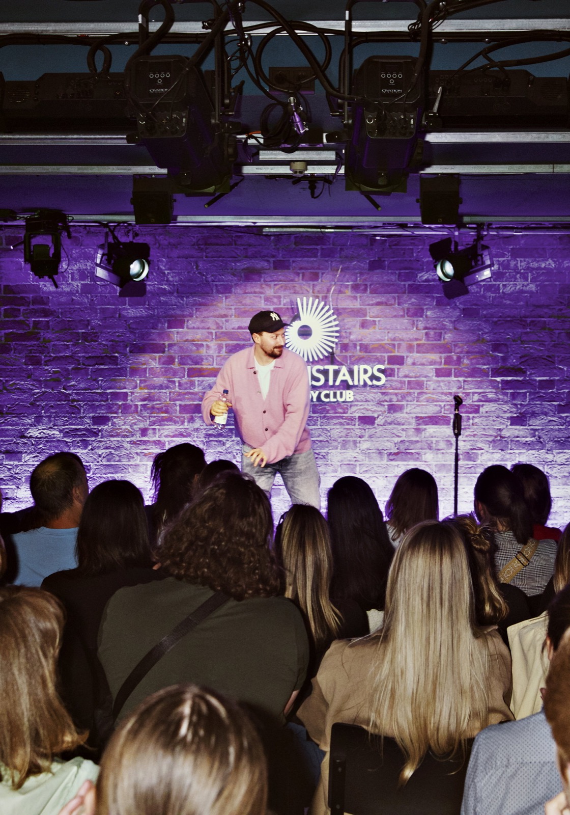 Daniel Wolfson auf einer kleinen Comedy-Bühne vor Publikum