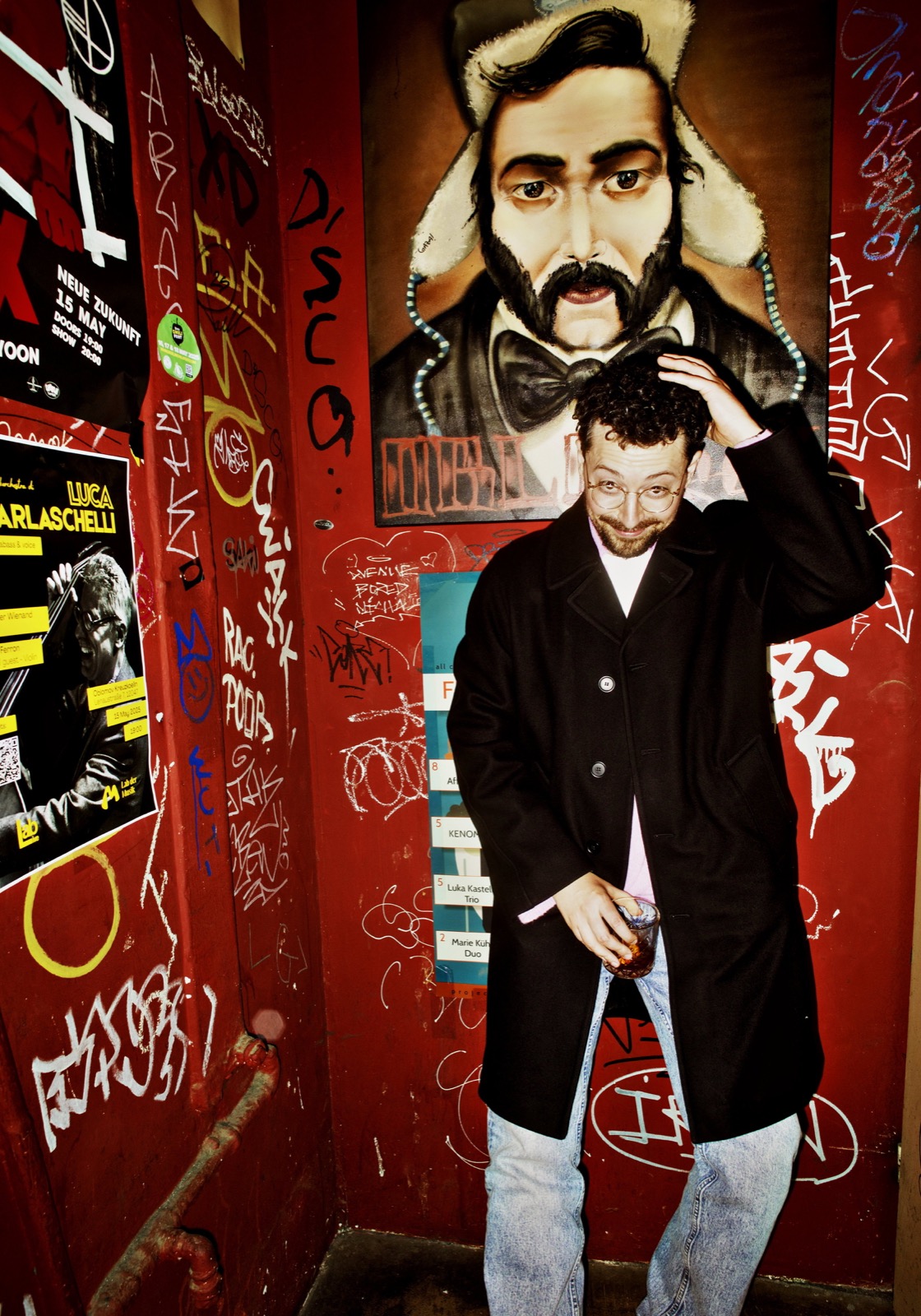 Daniel Wolfson vor einer roten Backstage-Wand mit gemaltem Porträt